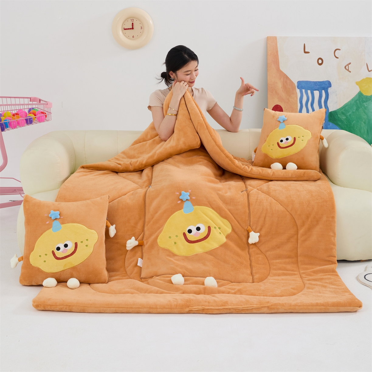 91家纺网 家纺一手货源 找家纺 照世家纺 2025新款牛奶绒抗菌棉mango款抱枕被 橘色