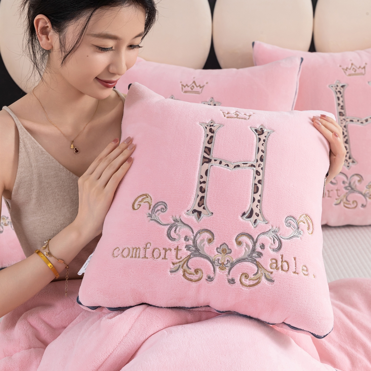 91家纺网 家纺一手货源 找家纺 照世家纺 2025新款牛奶绒简约复古款抱枕被 淡粉