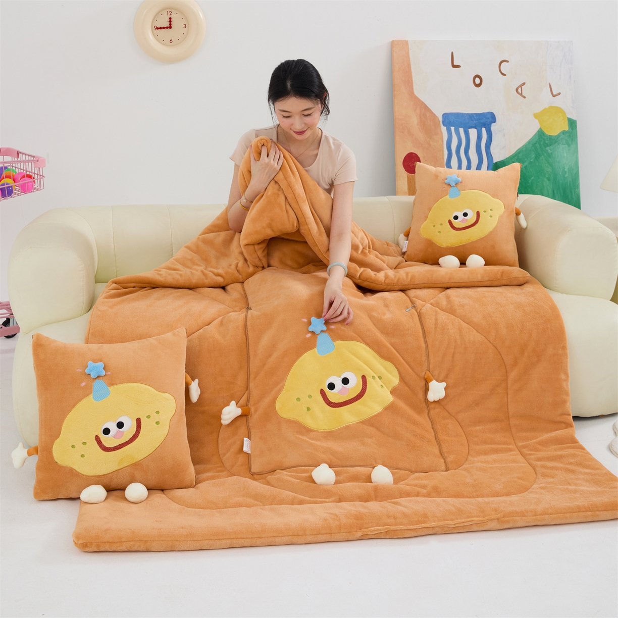 91家纺网 家纺一手货源 找家纺 照世家纺 2025新款牛奶绒抗菌棉mango款抱枕被 橘色