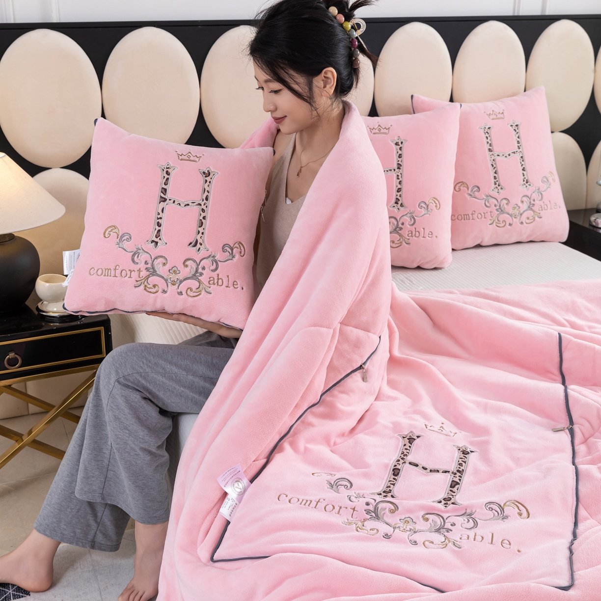 91家纺网 家纺一手货源 找家纺 照世家纺 2025新款牛奶绒简约复古款抱枕被 淡粉