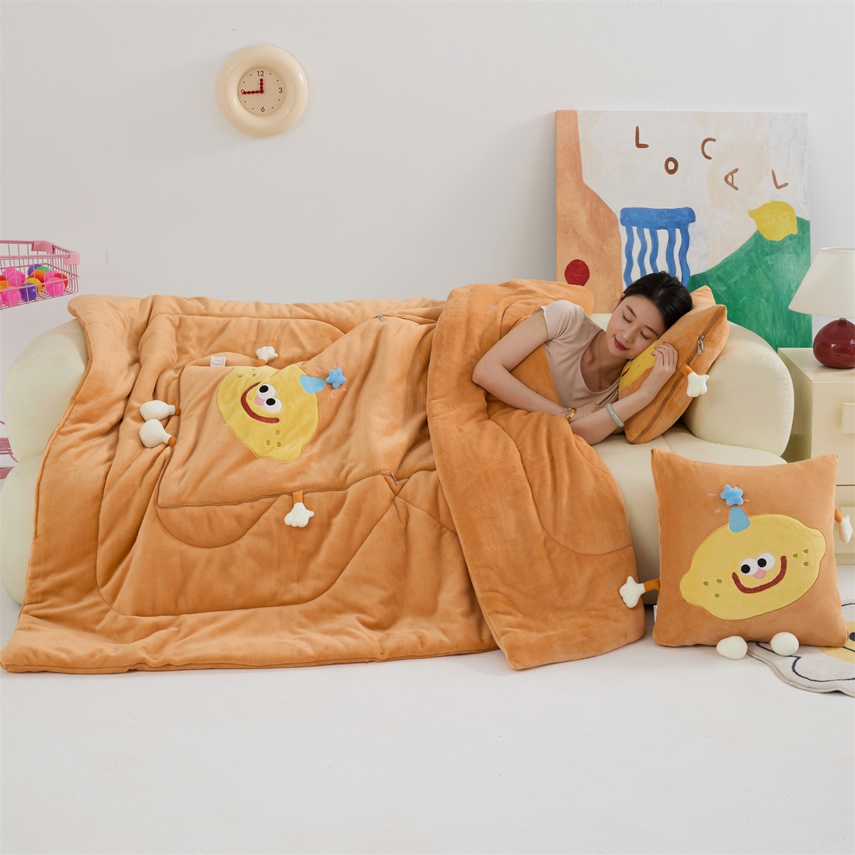 91家纺网 家纺一手货源 找家纺 照世家纺 2025新款牛奶绒抗菌棉mango款抱枕被 橘色