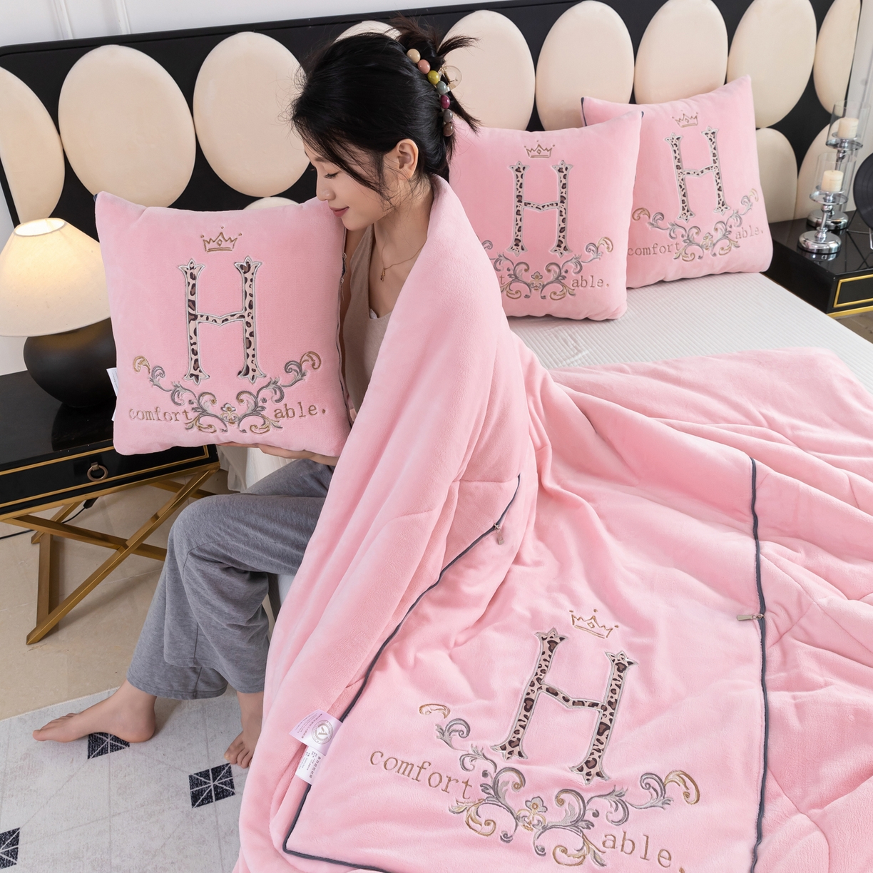 91家纺网 家纺一手货源 找家纺 照世家纺 2025新款牛奶绒简约复古款抱枕被 淡粉