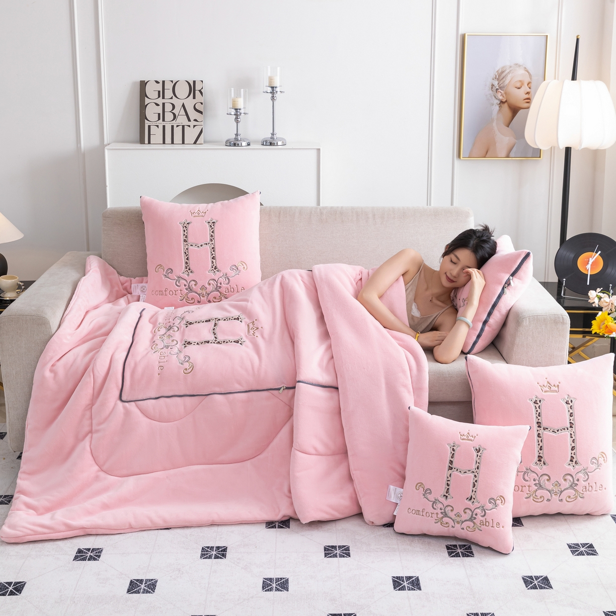 91家纺网 家纺一手货源 找家纺 照世家纺 2025新款牛奶绒简约复古款抱枕被 淡粉