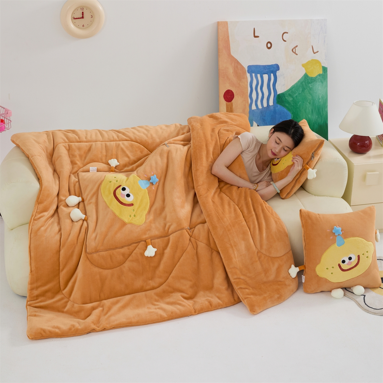 91家纺网 家纺一手货源 找家纺 照世家纺 2025新款牛奶绒抗菌棉mango款抱枕被 橘色