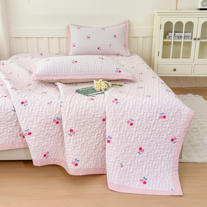 91家纺网 家纺一手货源 找家纺 999家纺 2025秋冬新款A类云感原麻双层纱床盖三件套四季通用炕盖夹棉床单床褥(提供买家秀) 樱桃格【简约款】