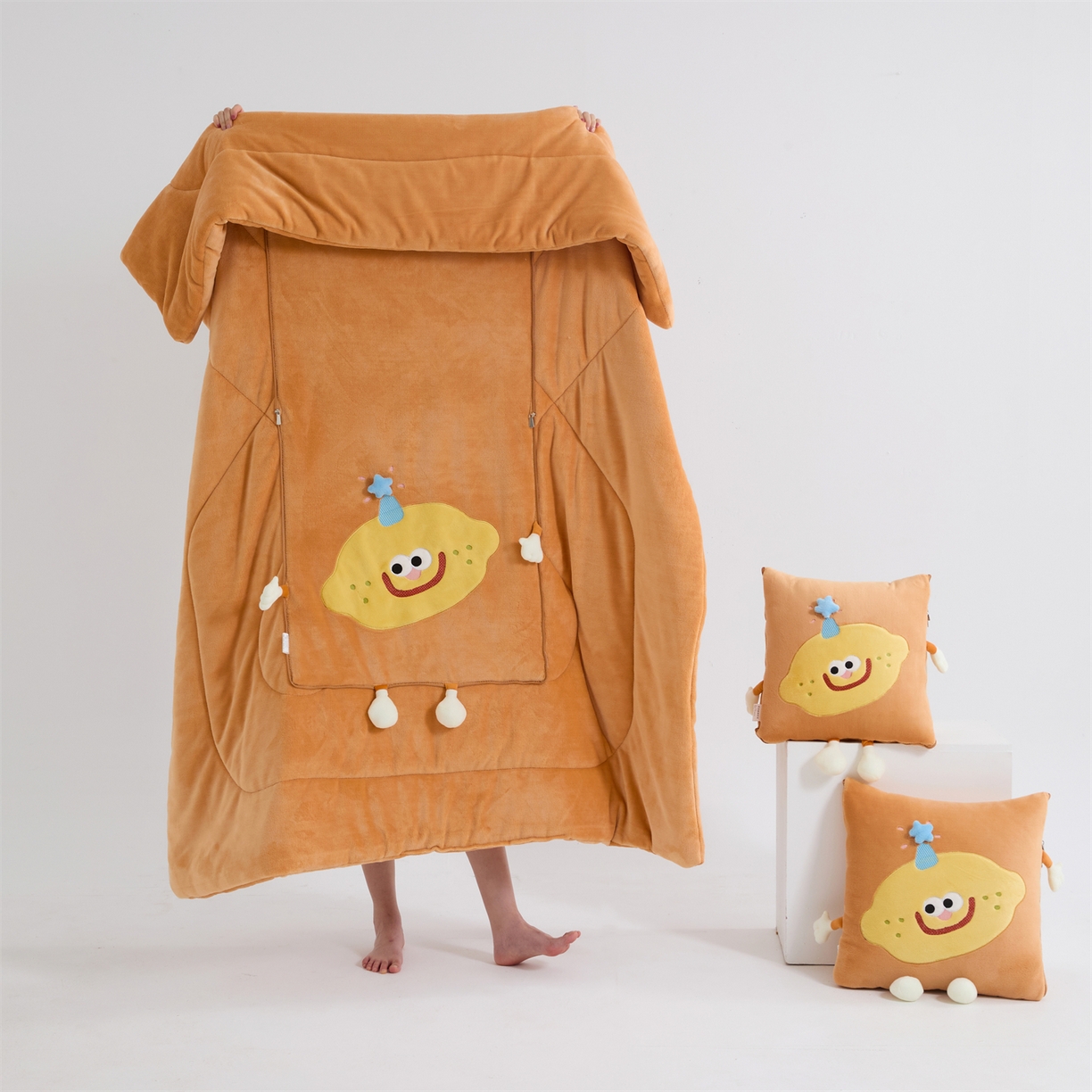 91家纺网 家纺一手货源 找家纺 照世家纺 2025新款牛奶绒抗菌棉mango款抱枕被 橘色