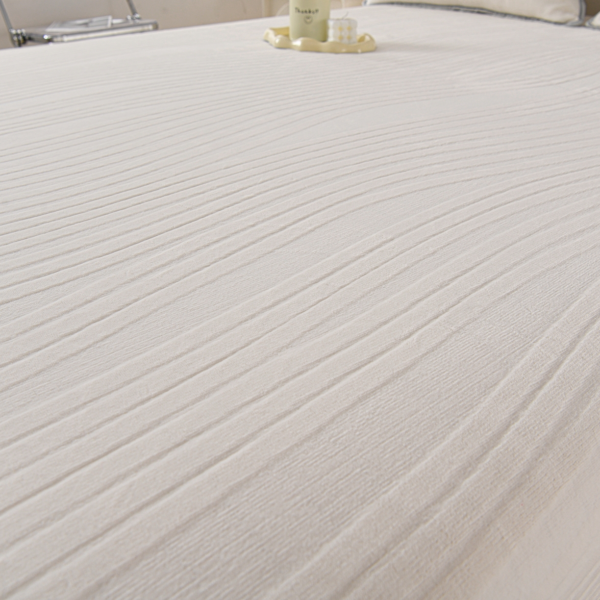 91家纺网 家纺一手货源 找家纺 推推家纺 2025新款雕花加厚牛奶绒床笠 条纹时代-米白