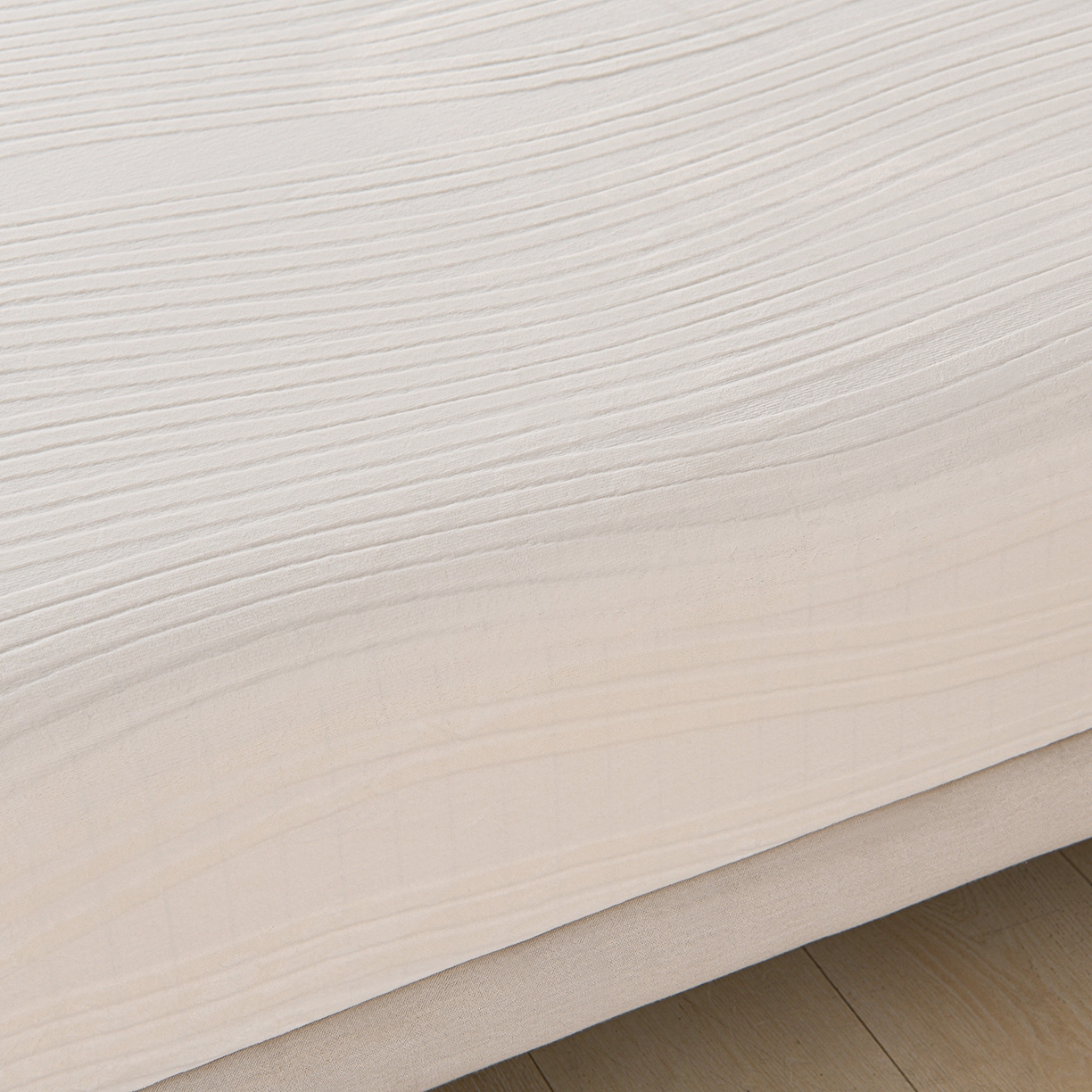 91家纺网 家纺一手货源 找家纺 推推家纺 2025新款雕花加厚牛奶绒床笠 条纹时代-米白