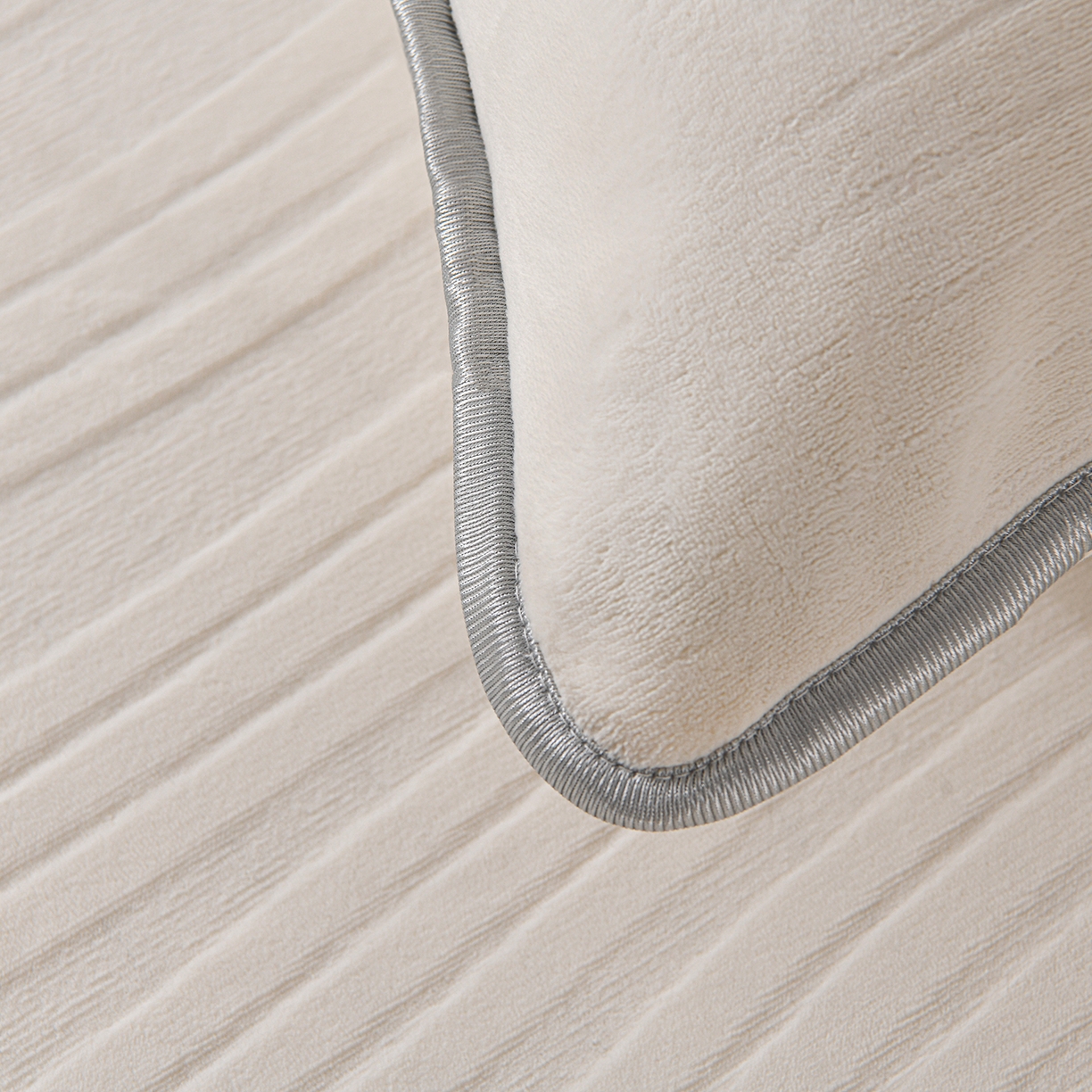 91家纺网 家纺一手货源 找家纺 推推家纺 2025新款雕花加厚牛奶绒床笠 条纹时代-米白