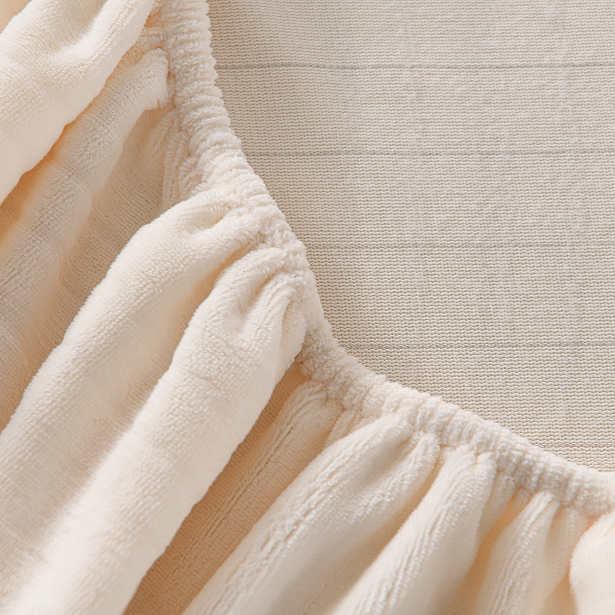 91家纺网 家纺一手货源 找家纺 推推家纺 2025新款雕花加厚牛奶绒床笠 条纹时代-米白