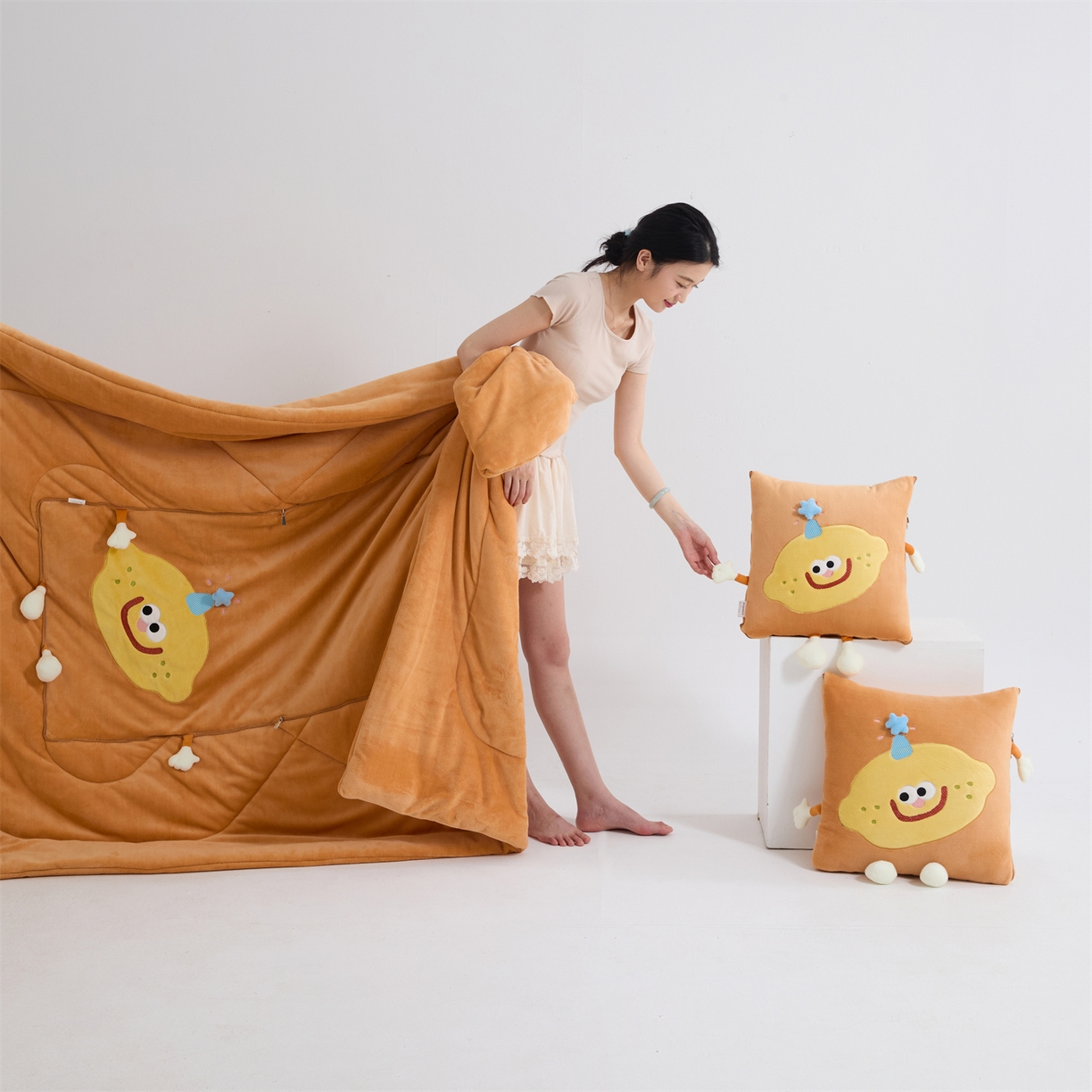 91家纺网 家纺一手货源 找家纺 照世家纺 2025新款牛奶绒抗菌棉mango款抱枕被 橘色