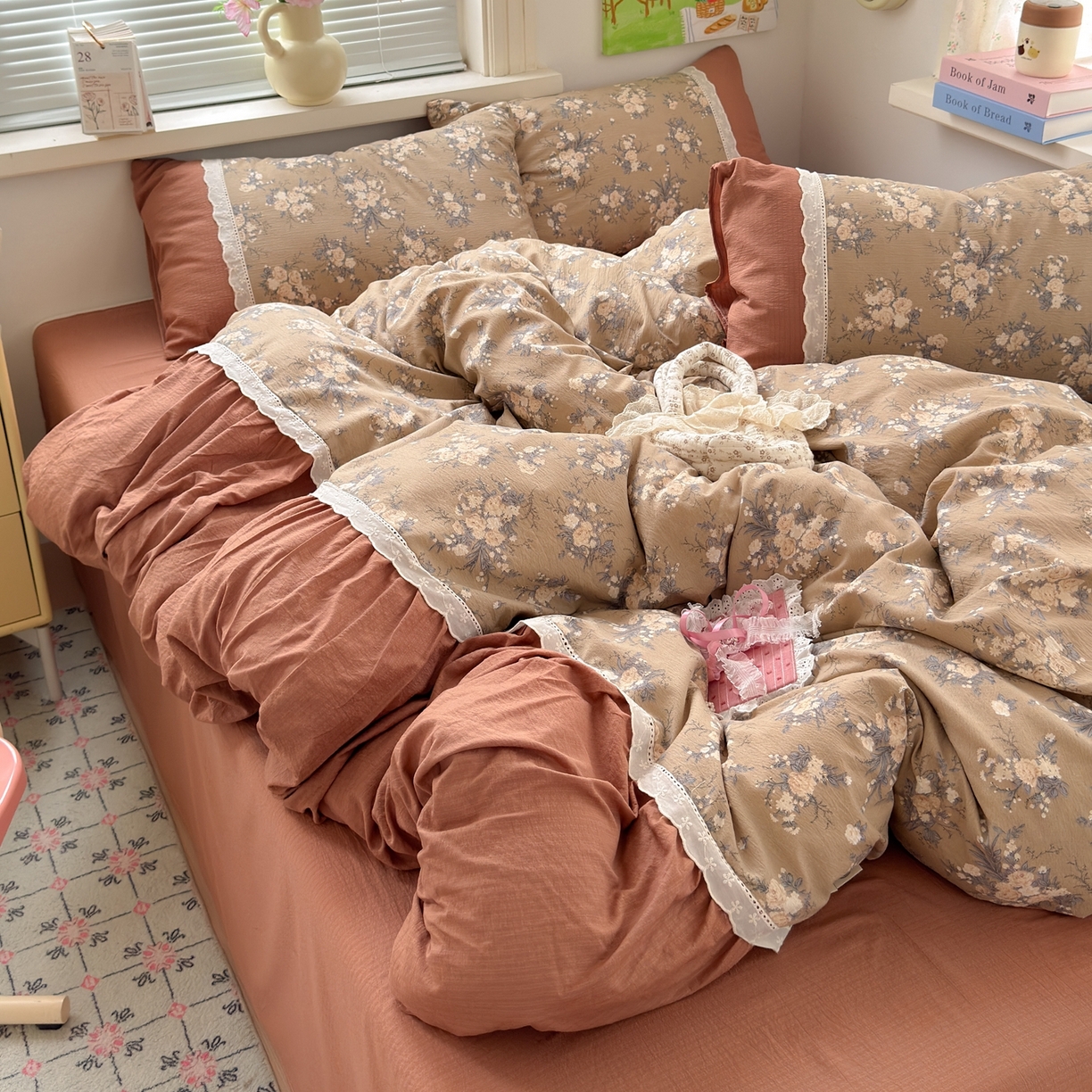 91家纺网 家纺一手货源 找家纺 典雅家纺 2025新款A类超柔双层纱四件套花边工艺款四件套 花香拿铁