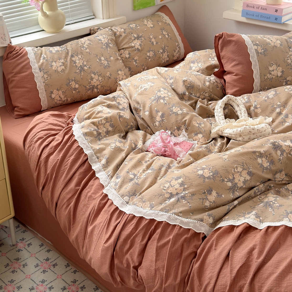 91家纺网 家纺一手货源 找家纺 典雅家纺 2025新款A类超柔双层纱四件套花边工艺款四件套 花香拿铁