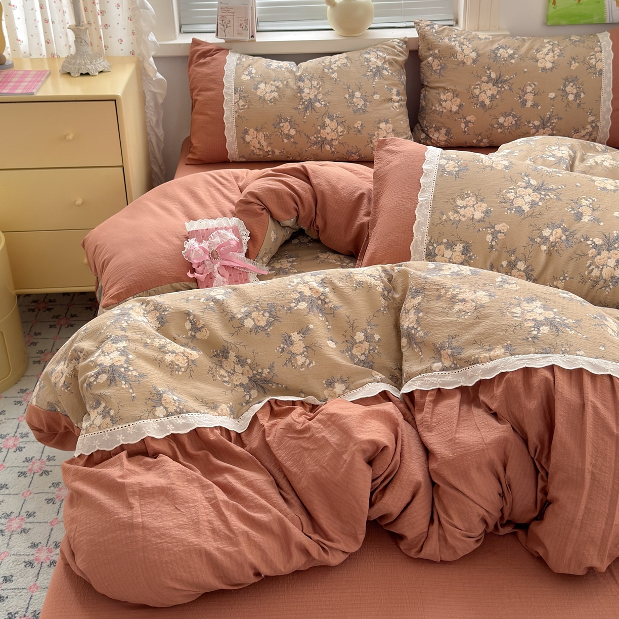 91家纺网 家纺一手货源 找家纺 典雅家纺 2025新款A类超柔双层纱四件套花边工艺款四件套 花香拿铁