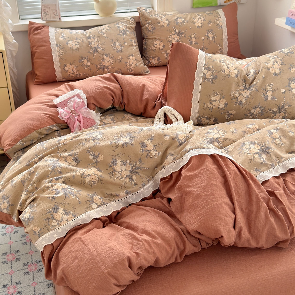 91家纺网 家纺一手货源 找家纺 典雅家纺 2025新款A类超柔双层纱四件套花边工艺款四件套 花香拿铁