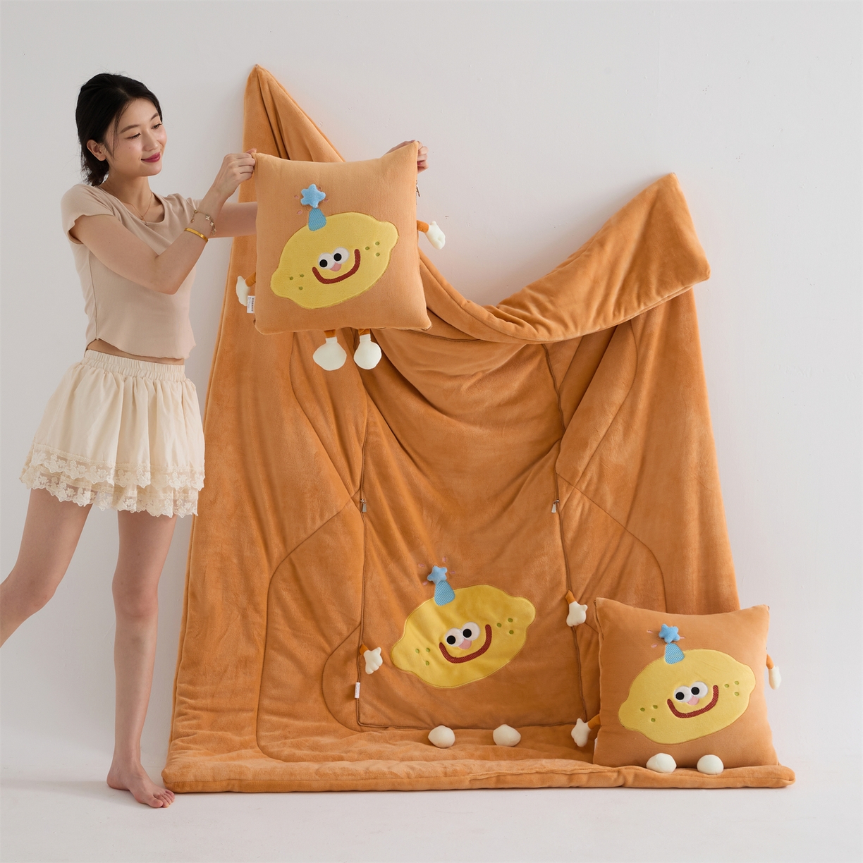 91家纺网 家纺一手货源 找家纺 照世家纺 2025新款牛奶绒抗菌棉mango款抱枕被 橘色