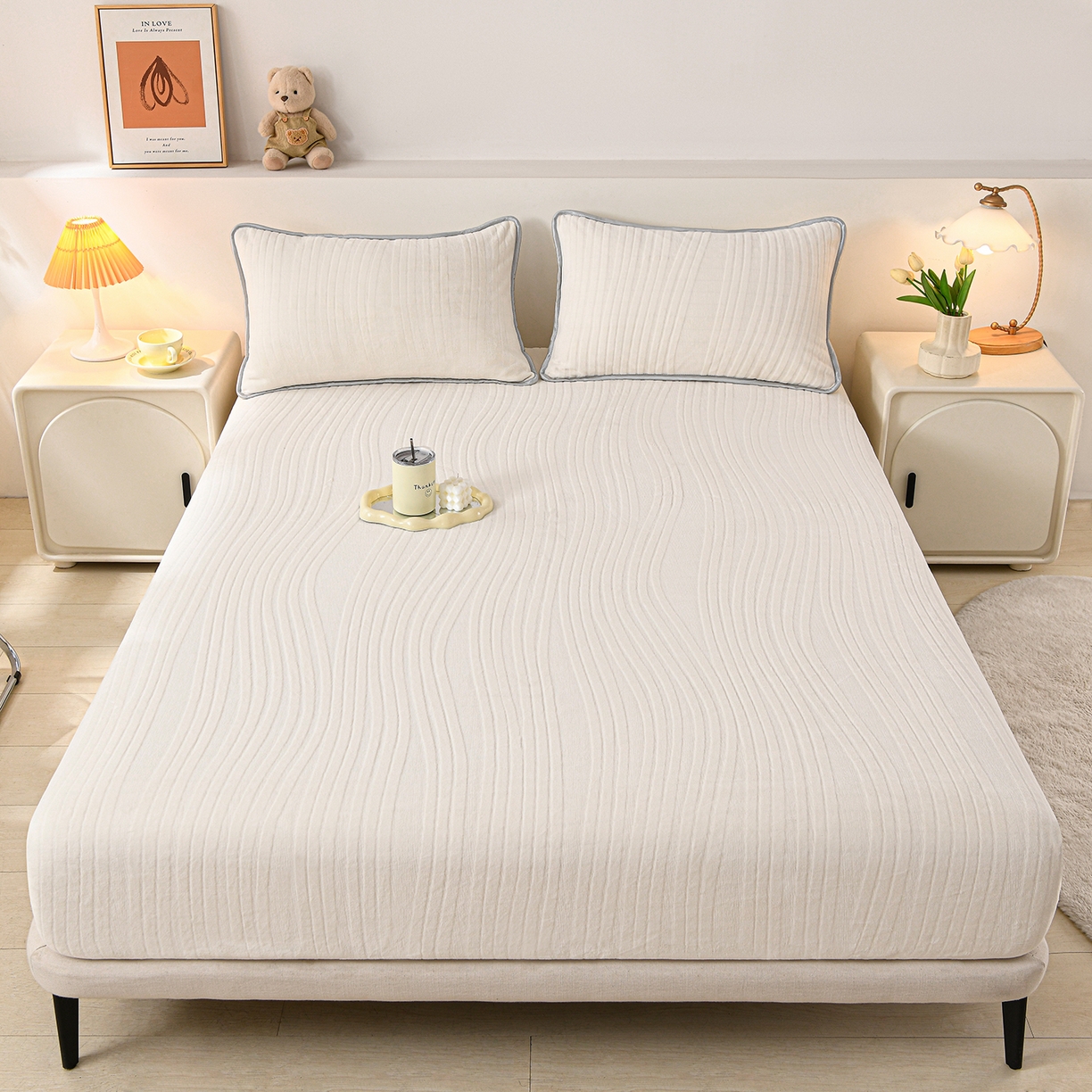 91家纺网 家纺一手货源 找家纺 推推家纺 2025新款雕花加厚牛奶绒床笠 条纹时代-米白