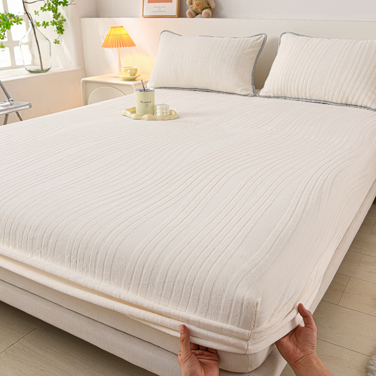 91家纺网 家纺一手货源 找家纺 推推家纺 2025新款雕花加厚牛奶绒床笠 条纹时代-米白