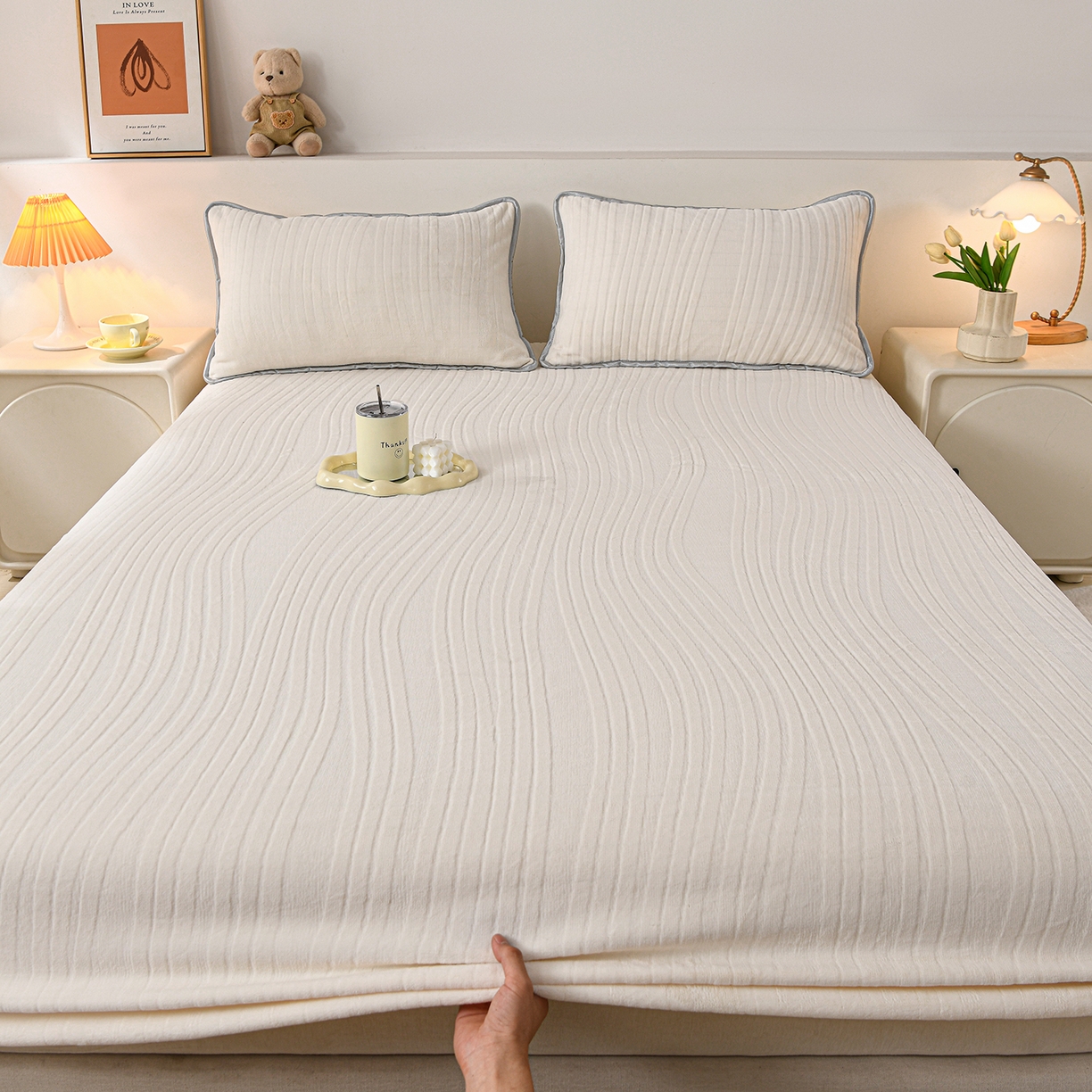 91家纺网 家纺一手货源 找家纺 推推家纺 2025新款雕花加厚牛奶绒床笠 条纹时代-米白