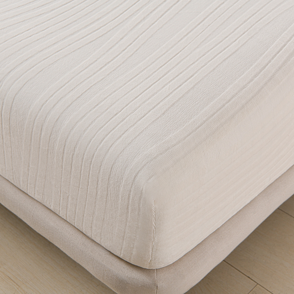 91家纺网 家纺一手货源 找家纺 推推家纺 2025新款雕花加厚牛奶绒床笠 条纹时代-米白