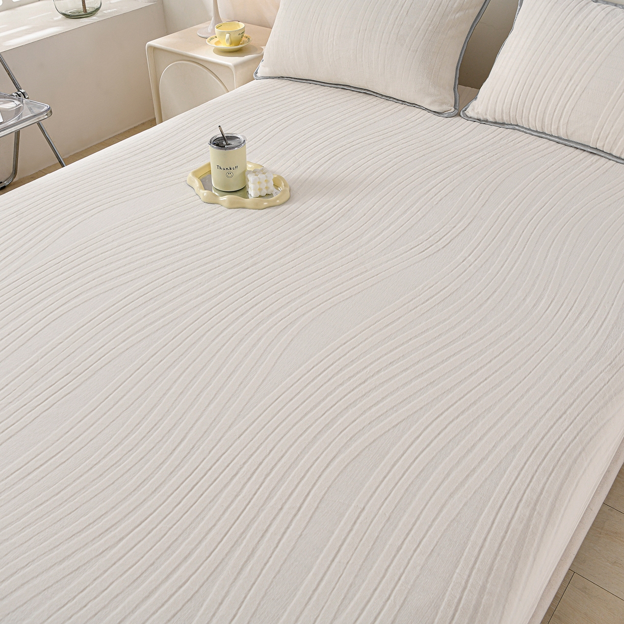 91家纺网 家纺一手货源 找家纺 推推家纺 2025新款雕花加厚牛奶绒床笠 条纹时代-米白