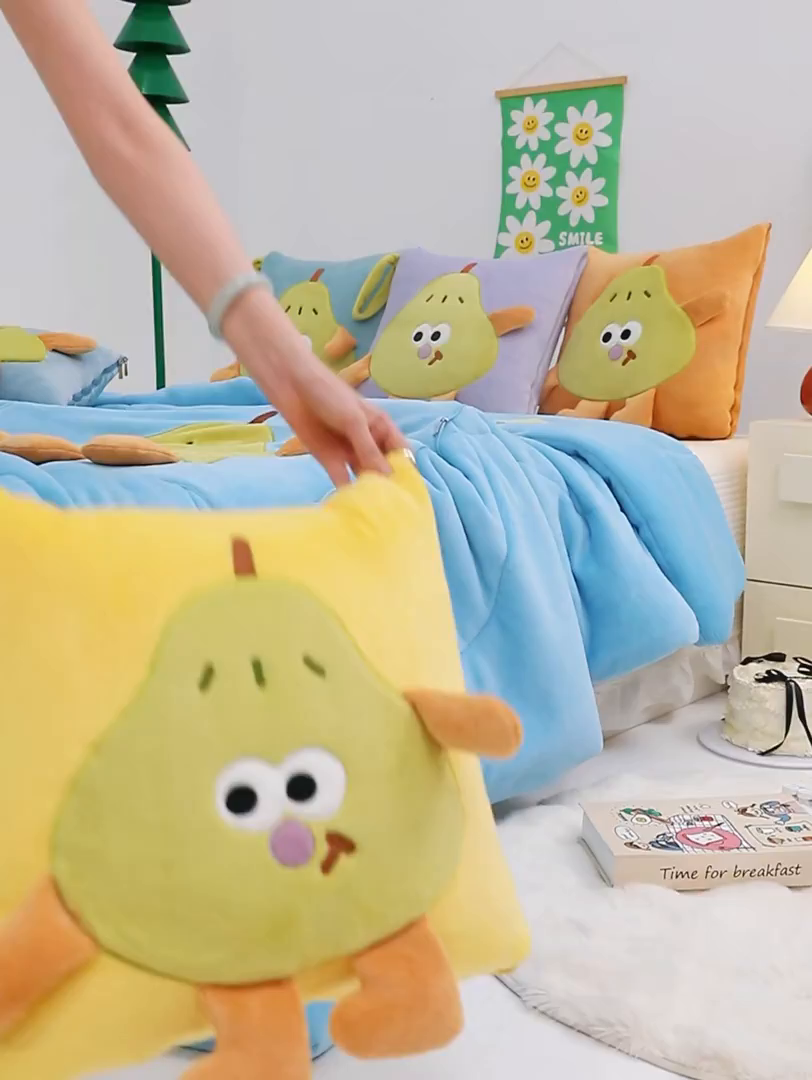 91家纺网 家纺一手货源 找家纺 （总）照世家纺 2025新款牛奶绒抗菌棉pear款抱枕被