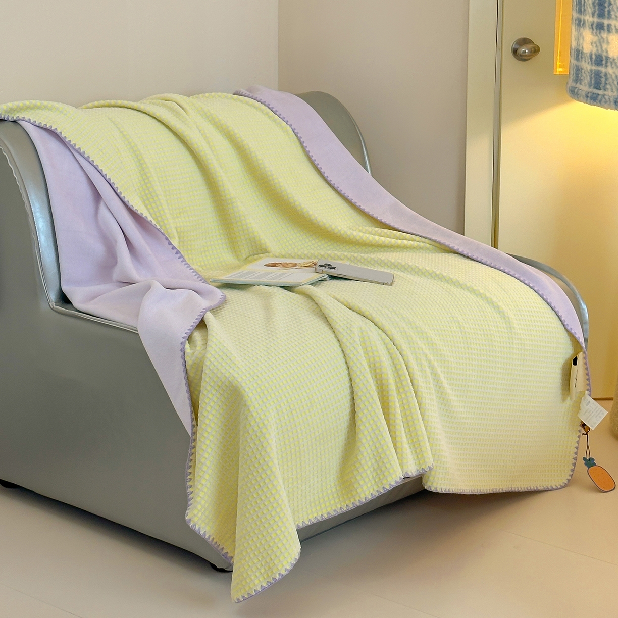 91家纺网 家纺一手货源 找家纺 桃子家居 2025新款A类ins菠萝毯全消光烂花撞色华夫格三角针工艺加厚牛奶绒毛毯多功能毯 绒-菠萝毯黄紫