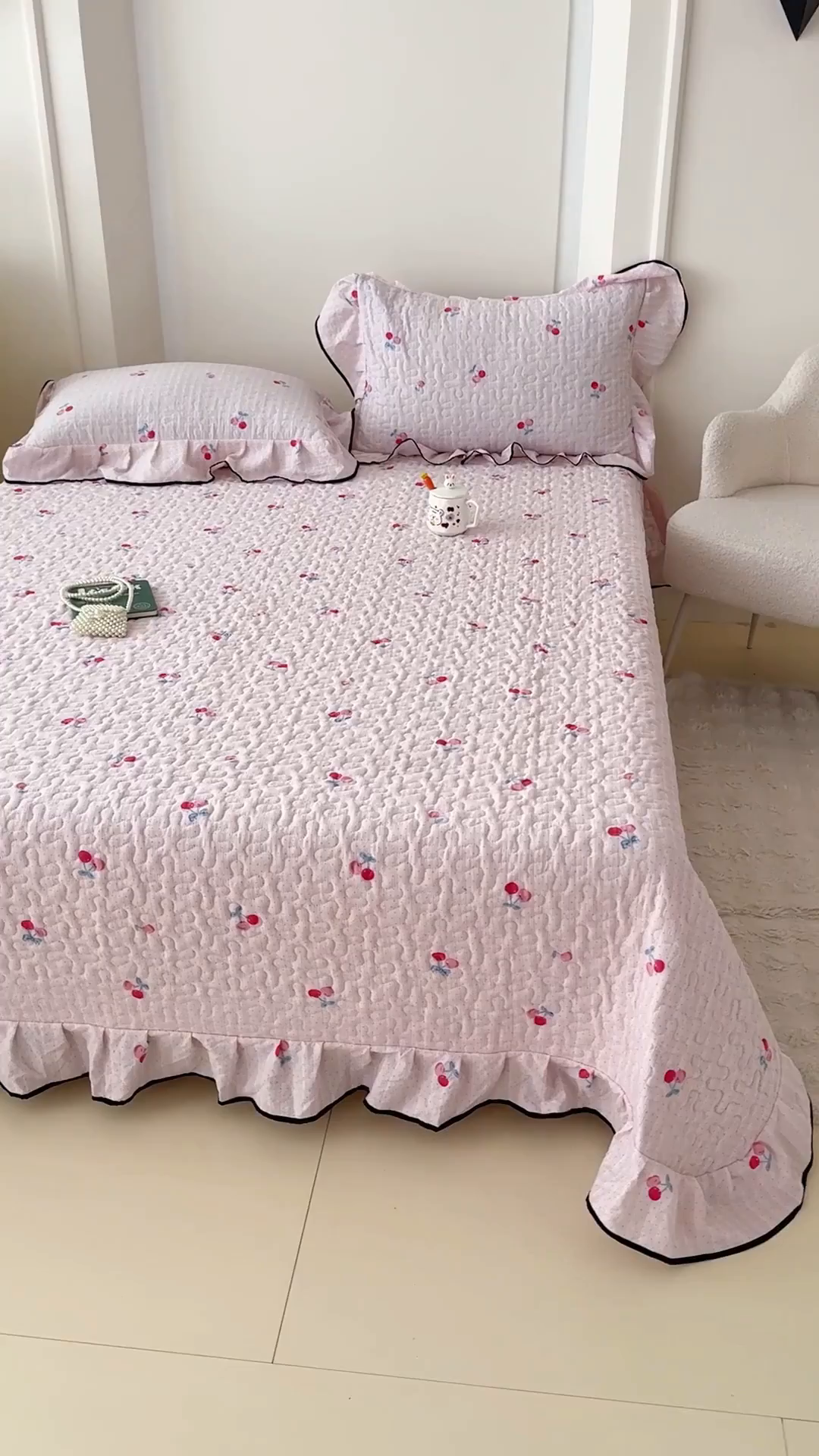 91家纺网 家纺一手货源 找家纺 999家纺 2025秋冬新款A类云感原麻双层纱床盖三件套四季通用炕盖夹棉床单床褥(提供买家秀) 樱桃格【花边款】