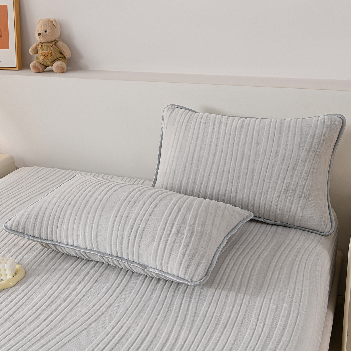 91家纺网 家纺一手货源 找家纺 推推家纺 2025新款雕花加厚牛奶绒床笠 条纹时代-浅灰