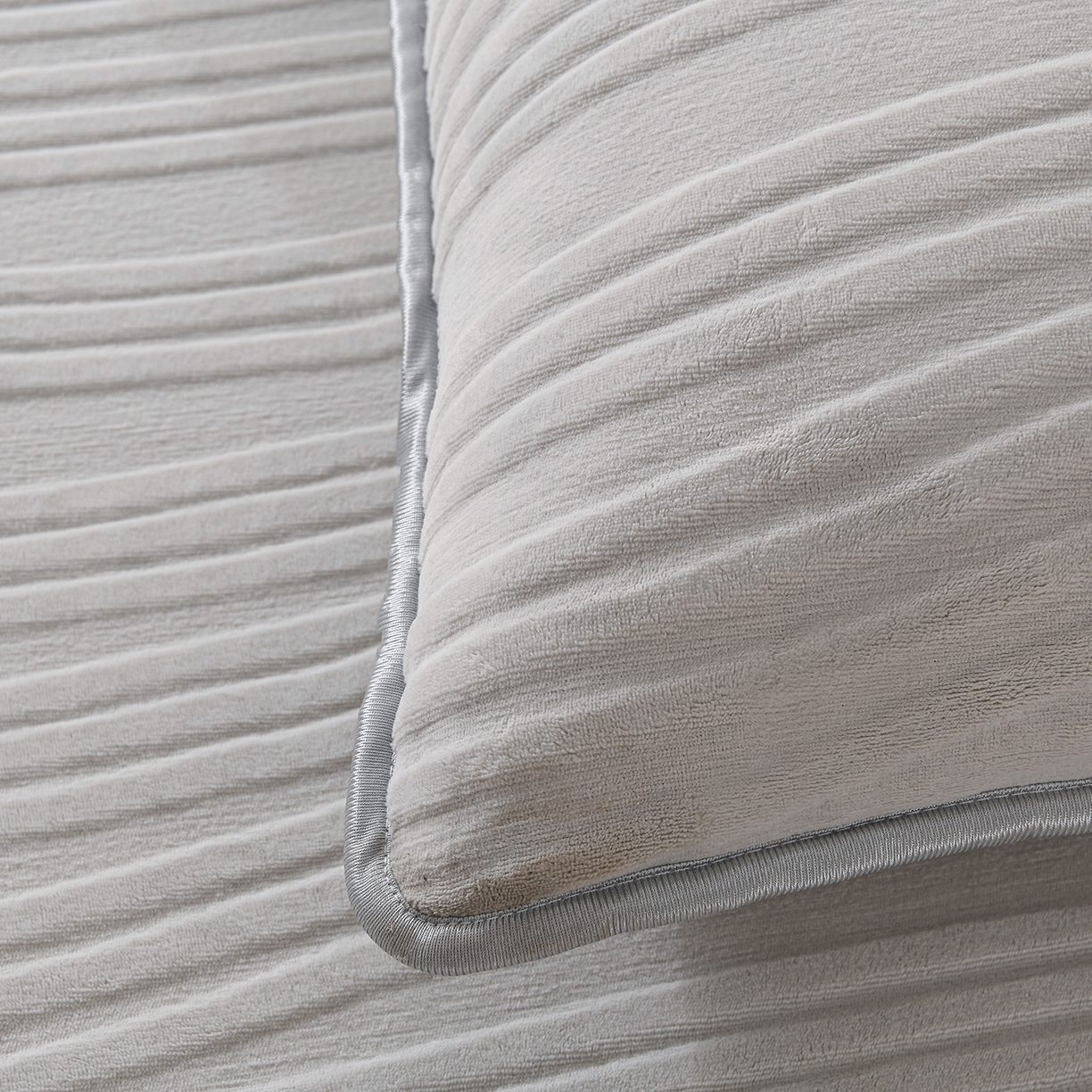 91家纺网 家纺一手货源 找家纺 推推家纺 2025新款雕花加厚牛奶绒床笠 条纹时代-浅灰