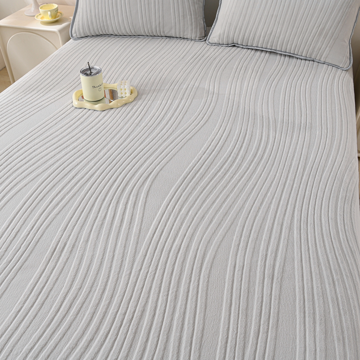 91家纺网 家纺一手货源 找家纺 推推家纺 2025新款雕花加厚牛奶绒床笠 条纹时代-浅灰