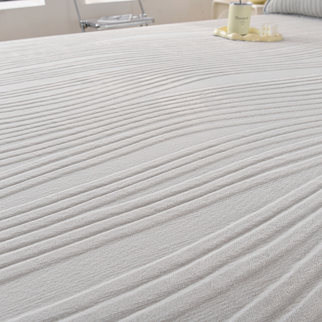 91家纺网 家纺一手货源 找家纺 推推家纺 2025新款雕花加厚牛奶绒床笠 条纹时代-浅灰