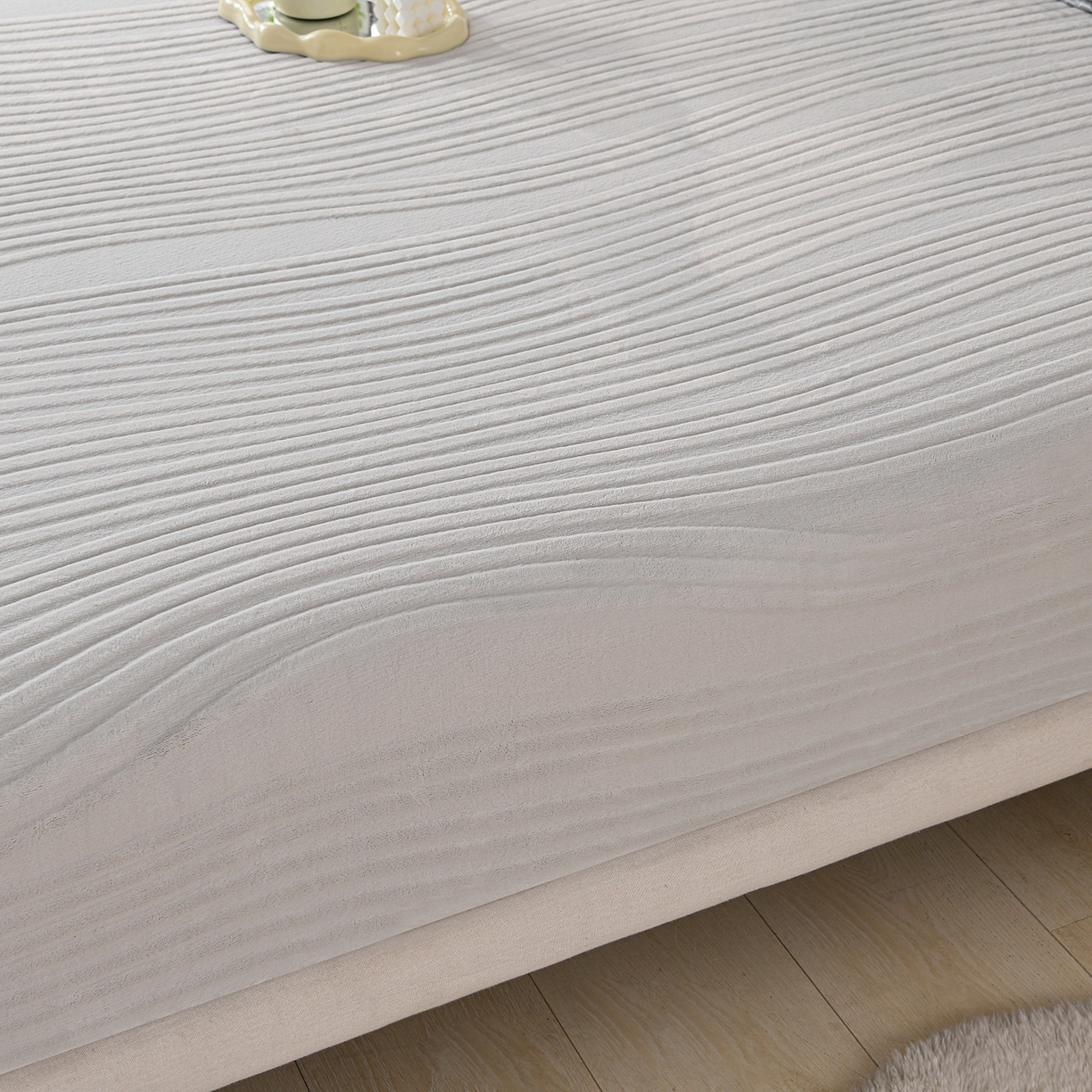 91家纺网 家纺一手货源 找家纺 推推家纺 2025新款雕花加厚牛奶绒床笠 条纹时代-浅灰