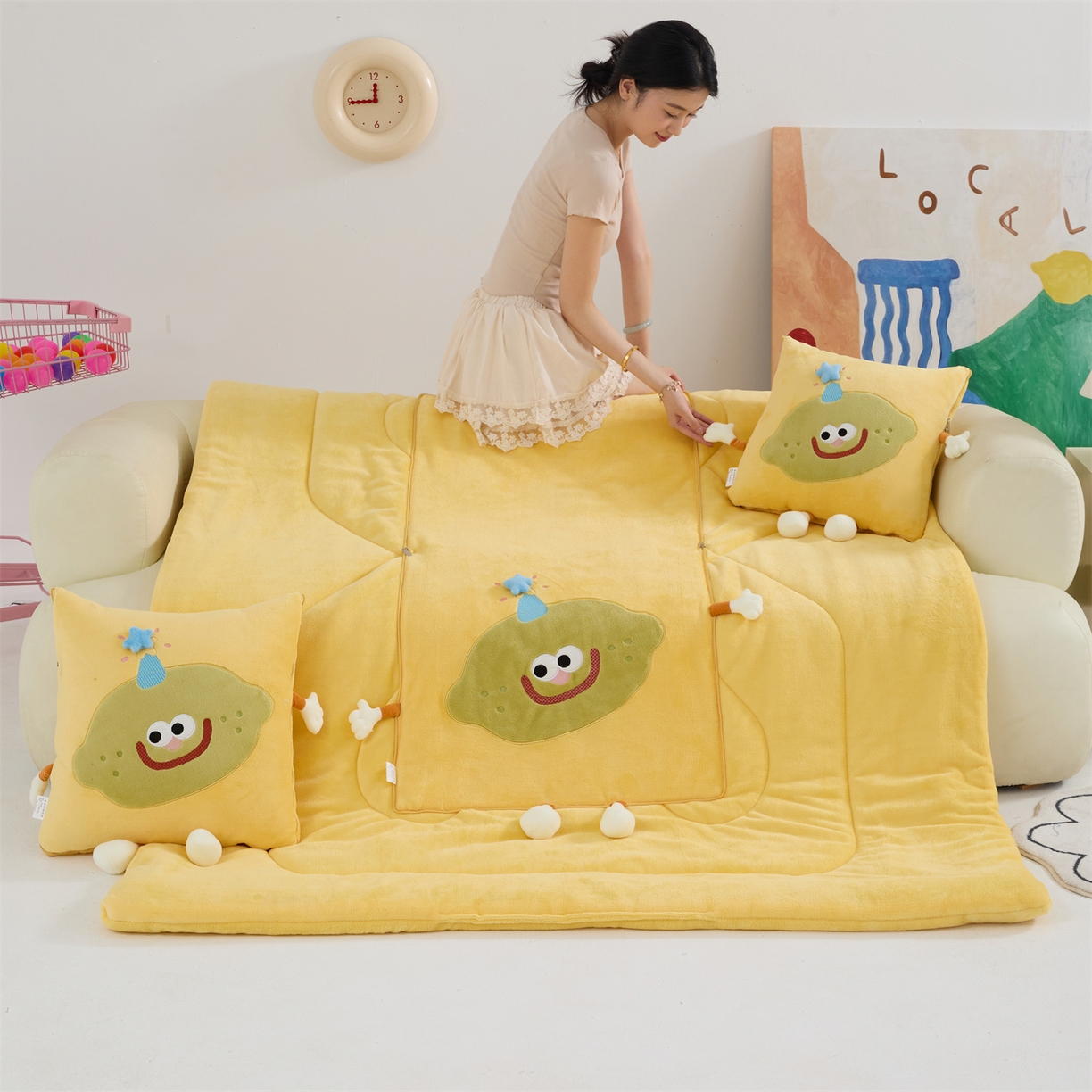 照世家纺 2025新款牛奶绒抗菌棉mango款抱枕被 柠檬黄
