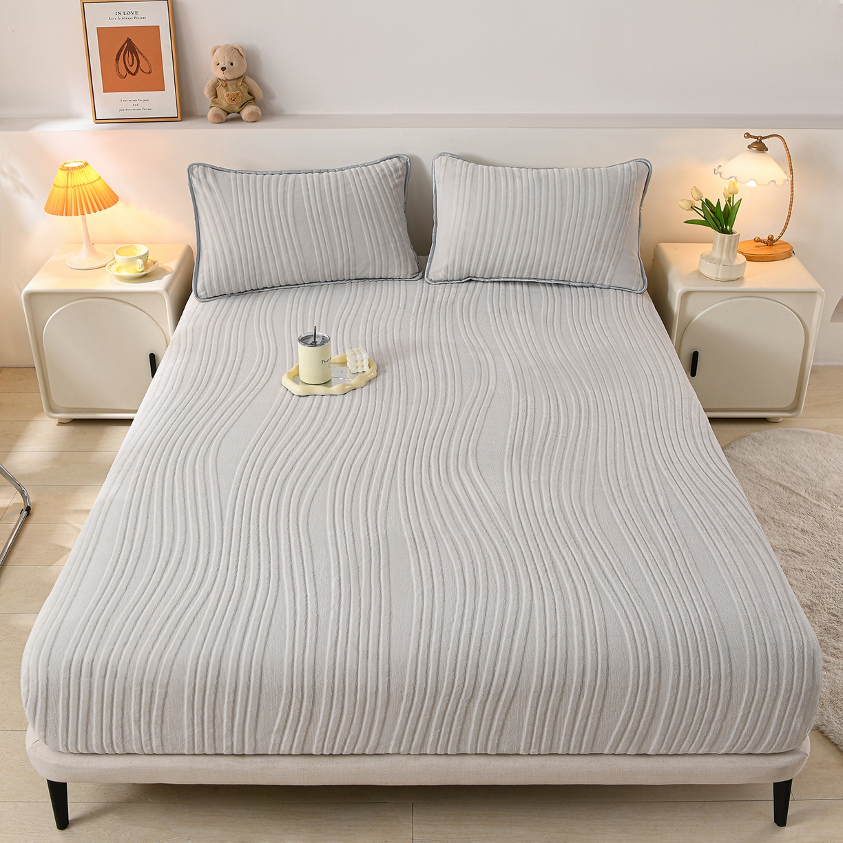 91家纺网 家纺一手货源 找家纺 推推家纺 2025新款雕花加厚牛奶绒床笠 条纹时代-浅灰