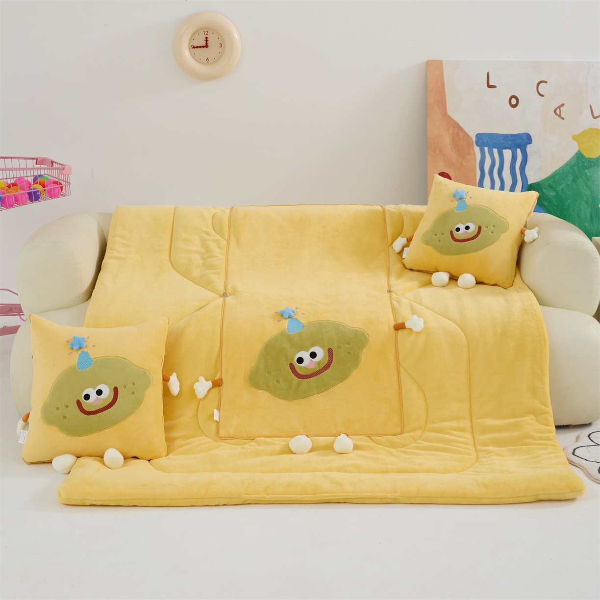 91家纺网 家纺一手货源 找家纺 照世家纺 2025新款牛奶绒抗菌棉mango款抱枕被 柠檬黄