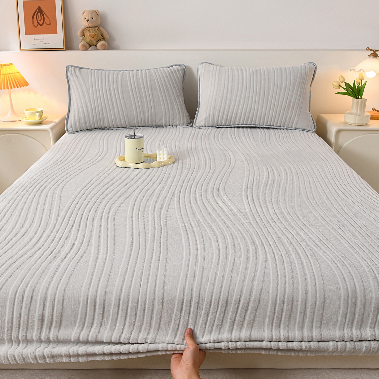 91家纺网 家纺一手货源 找家纺 推推家纺 2025新款雕花加厚牛奶绒床笠 条纹时代-浅灰