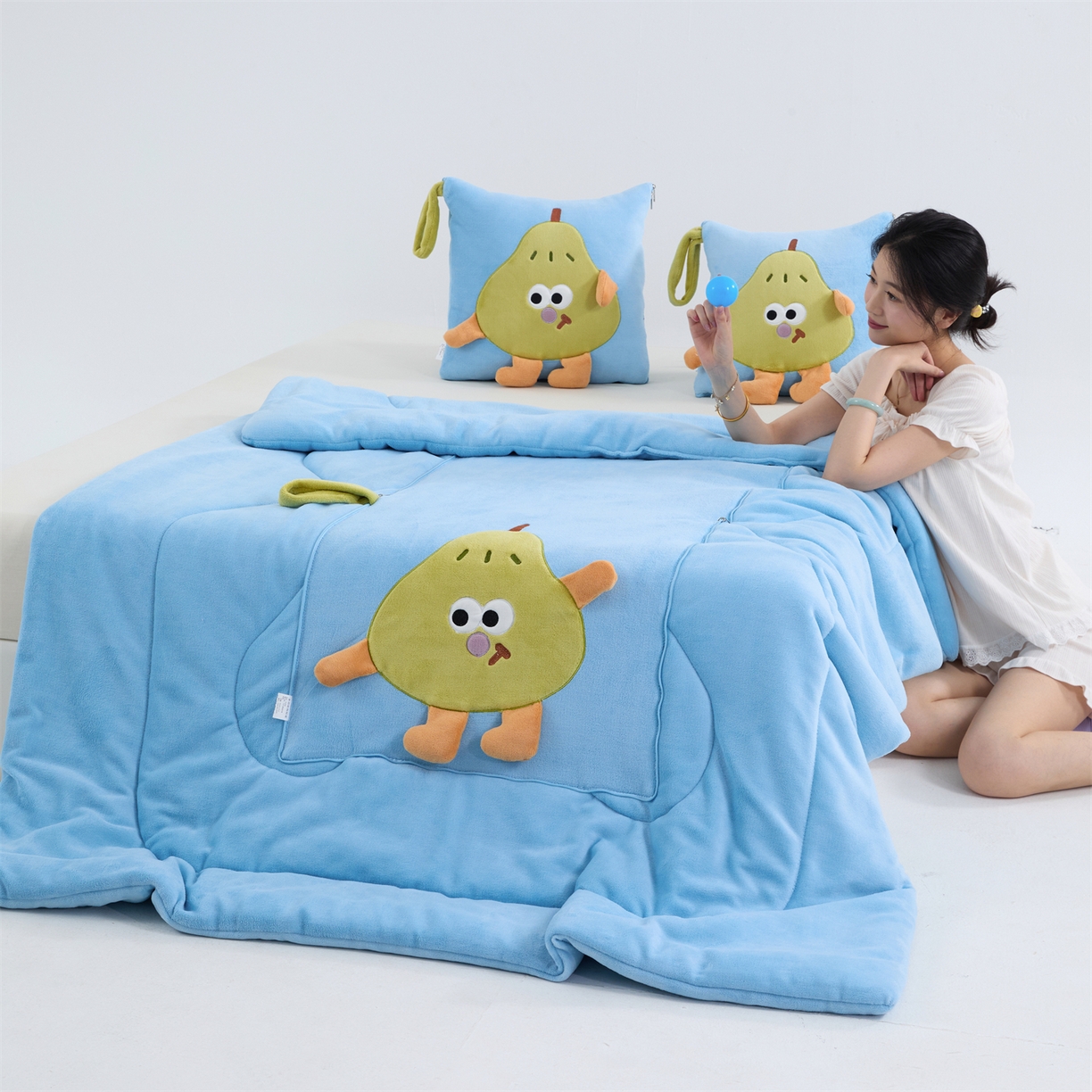 91家纺网 家纺一手货源 找家纺 （总）照世家纺 2025新款牛奶绒抗菌棉pear款抱枕被