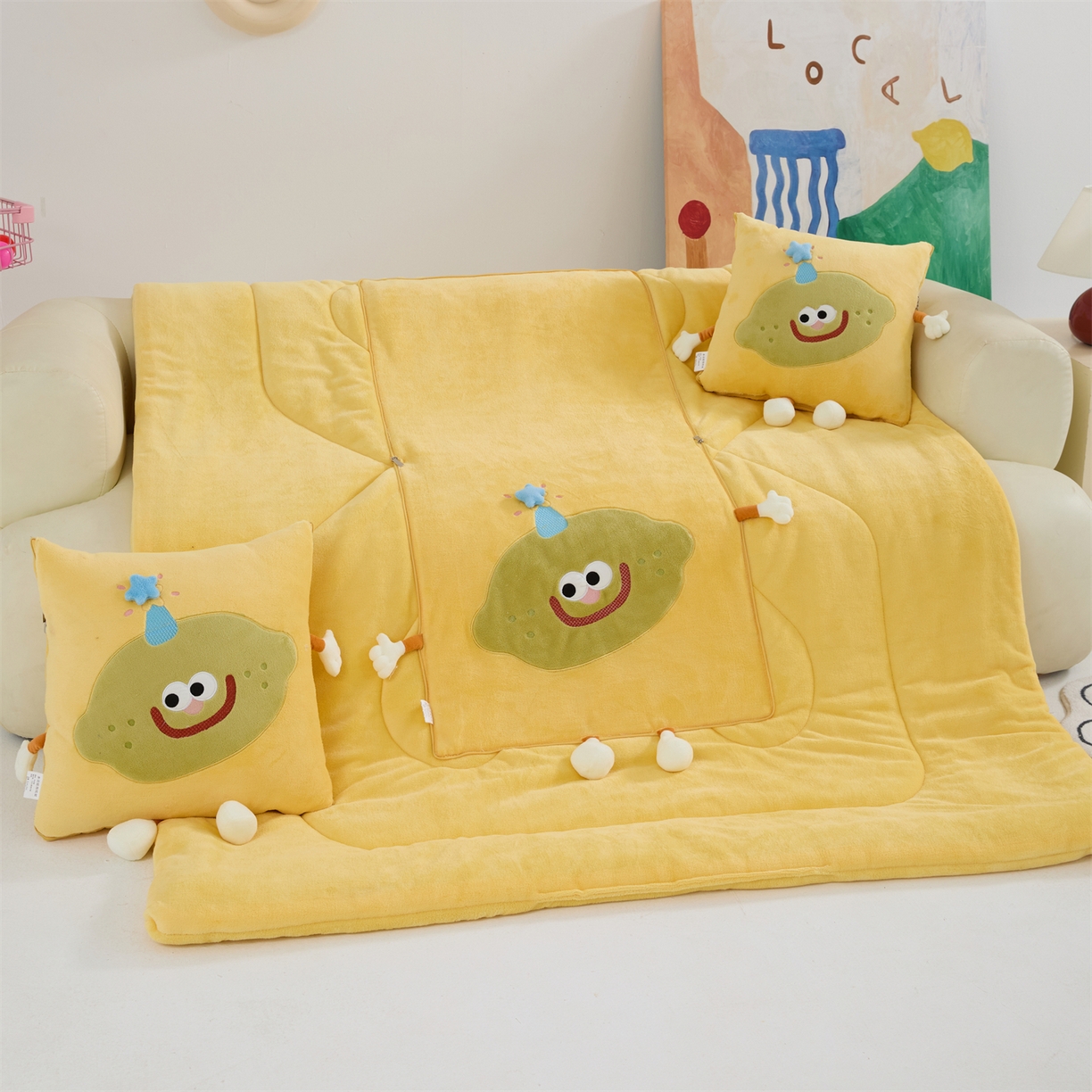 91家纺网 家纺一手货源 找家纺 照世家纺 2025新款牛奶绒抗菌棉mango款抱枕被 柠檬黄