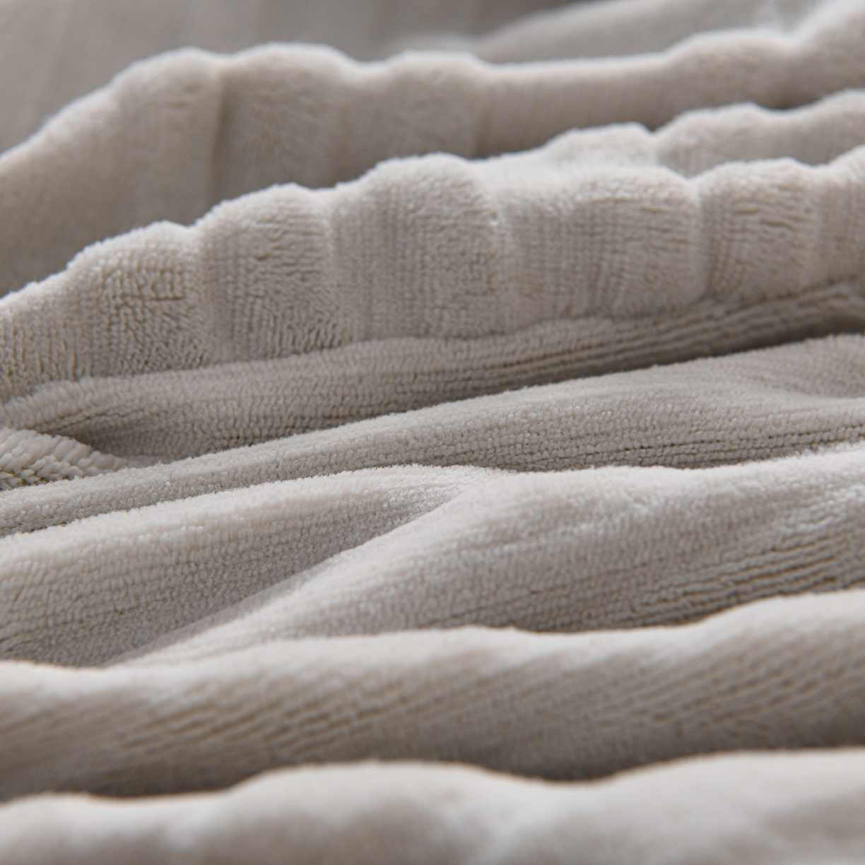 91家纺网 家纺一手货源 找家纺 推推家纺 2025新款雕花加厚牛奶绒床笠 条纹时代-浅灰