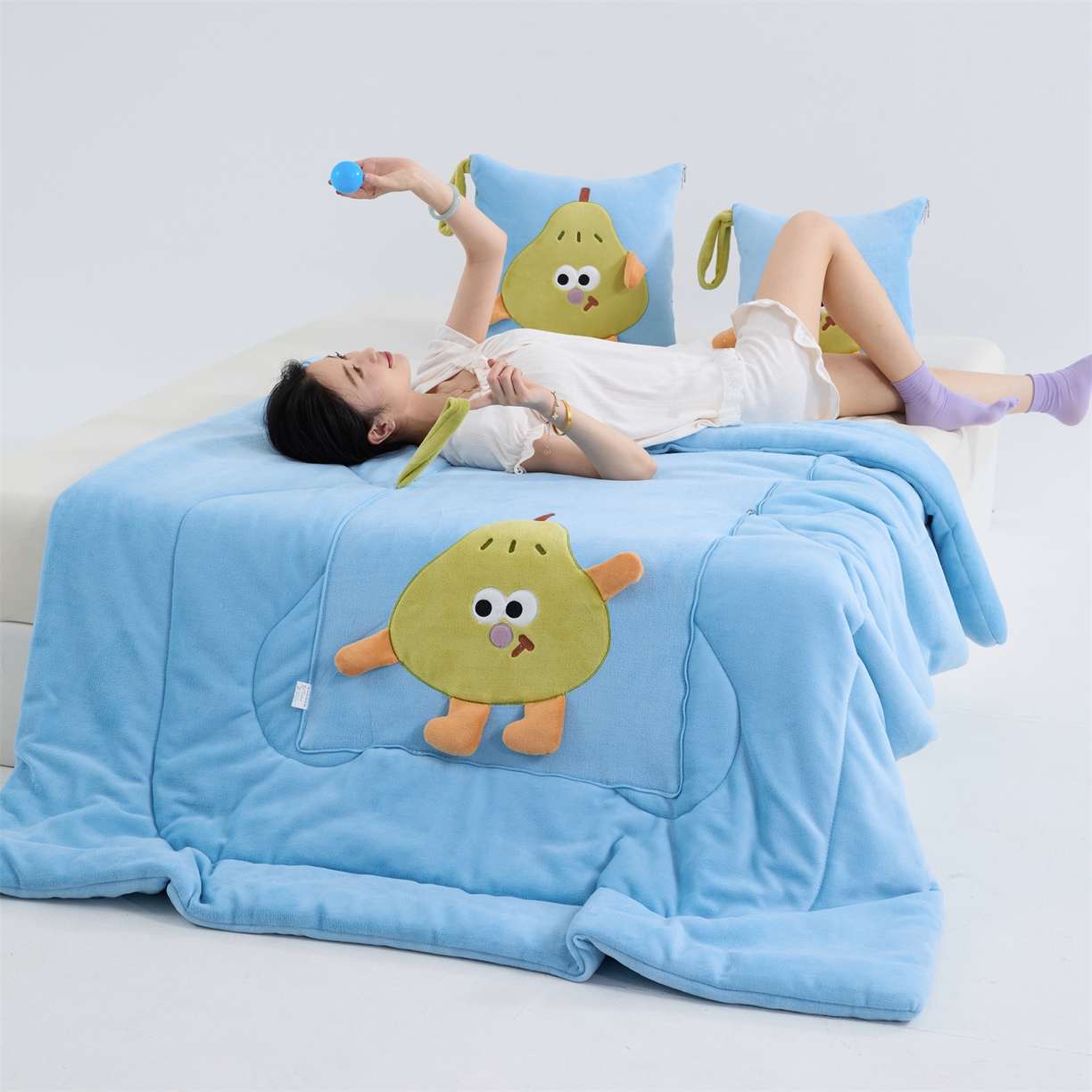 91家纺网 家纺一手货源 找家纺 （总）照世家纺 2025新款牛奶绒抗菌棉pear款抱枕被