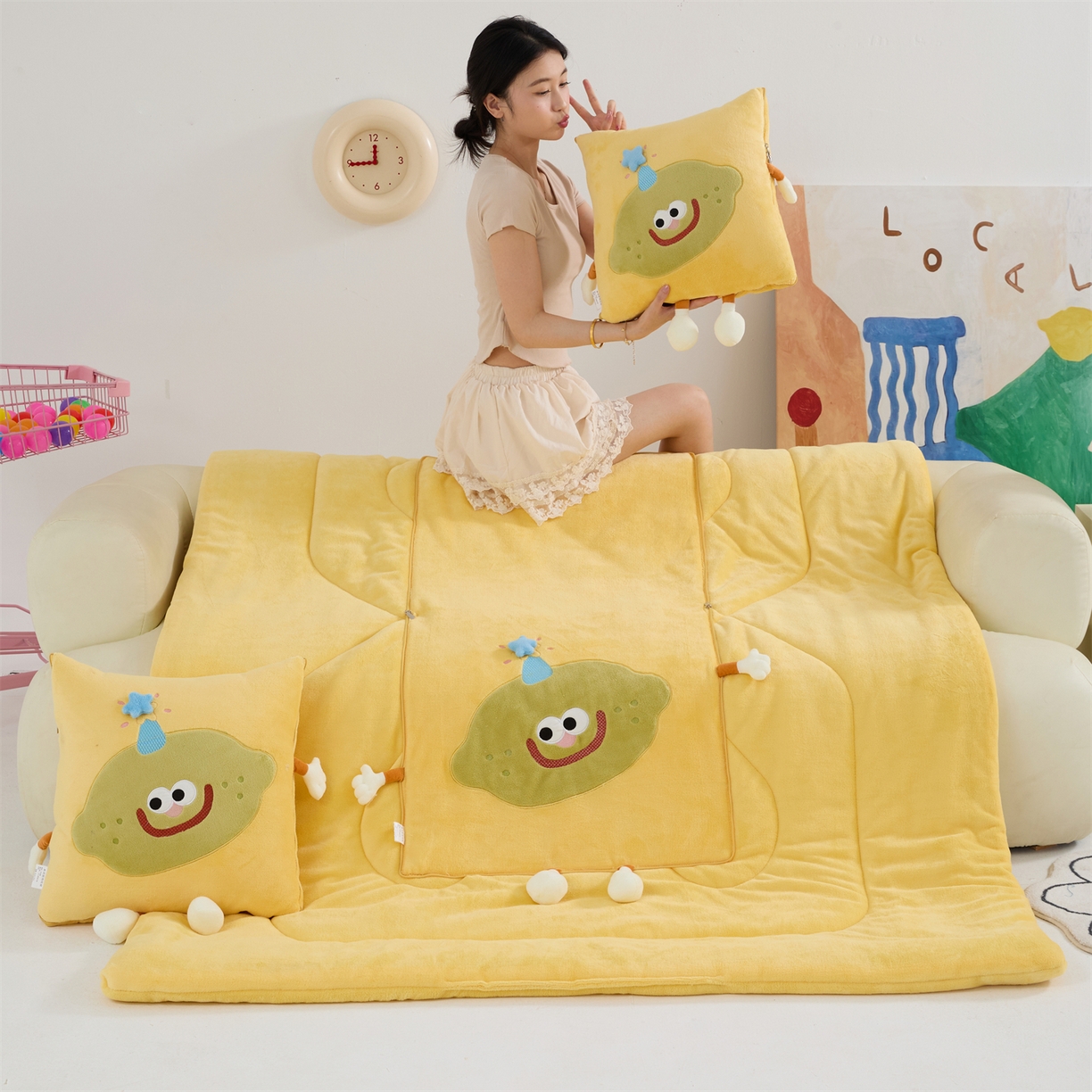 91家纺网 家纺一手货源 找家纺 照世家纺 2025新款牛奶绒抗菌棉mango款抱枕被 柠檬黄