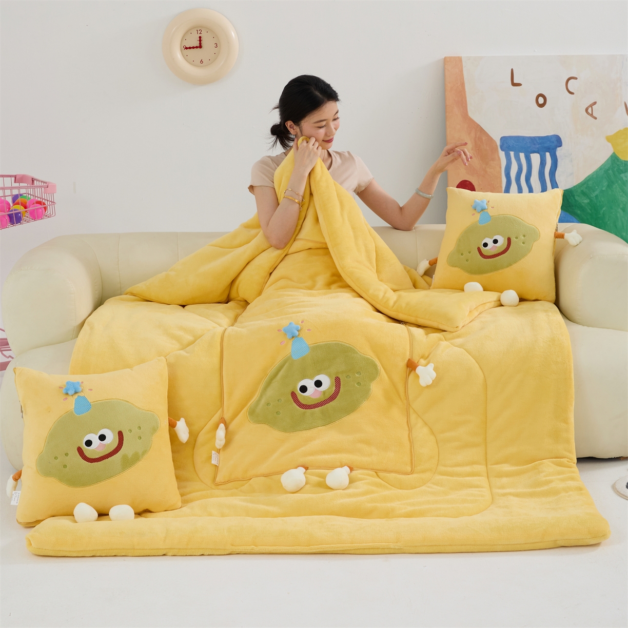 91家纺网 家纺一手货源 找家纺 照世家纺 2025新款牛奶绒抗菌棉mango款抱枕被 柠檬黄