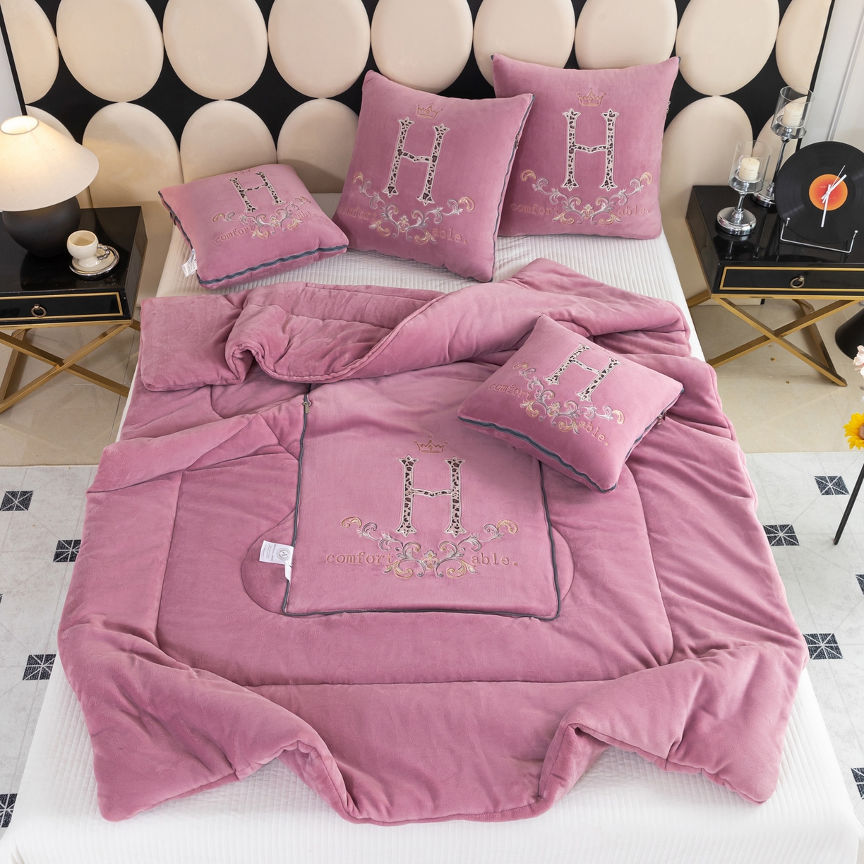 91家纺网 家纺一手货源 找家纺 照世家纺 2025新款牛奶绒简约复古款抱枕被 千代紫