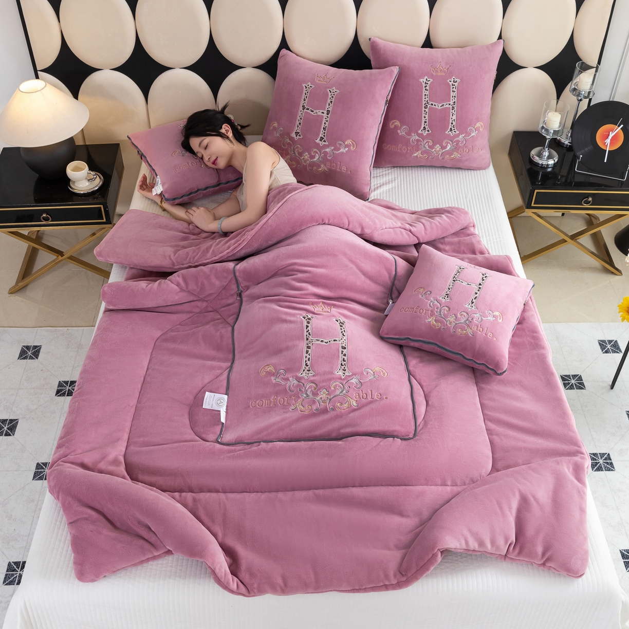 91家纺网 家纺一手货源 找家纺 照世家纺 2025新款牛奶绒简约复古款抱枕被 千代紫