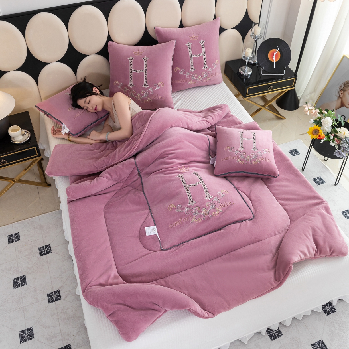 91家纺网 家纺一手货源 找家纺 照世家纺 2025新款牛奶绒简约复古款抱枕被 千代紫