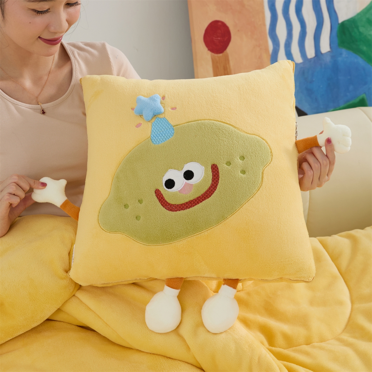 91家纺网 家纺一手货源 找家纺 照世家纺 2025新款牛奶绒抗菌棉mango款抱枕被 柠檬黄