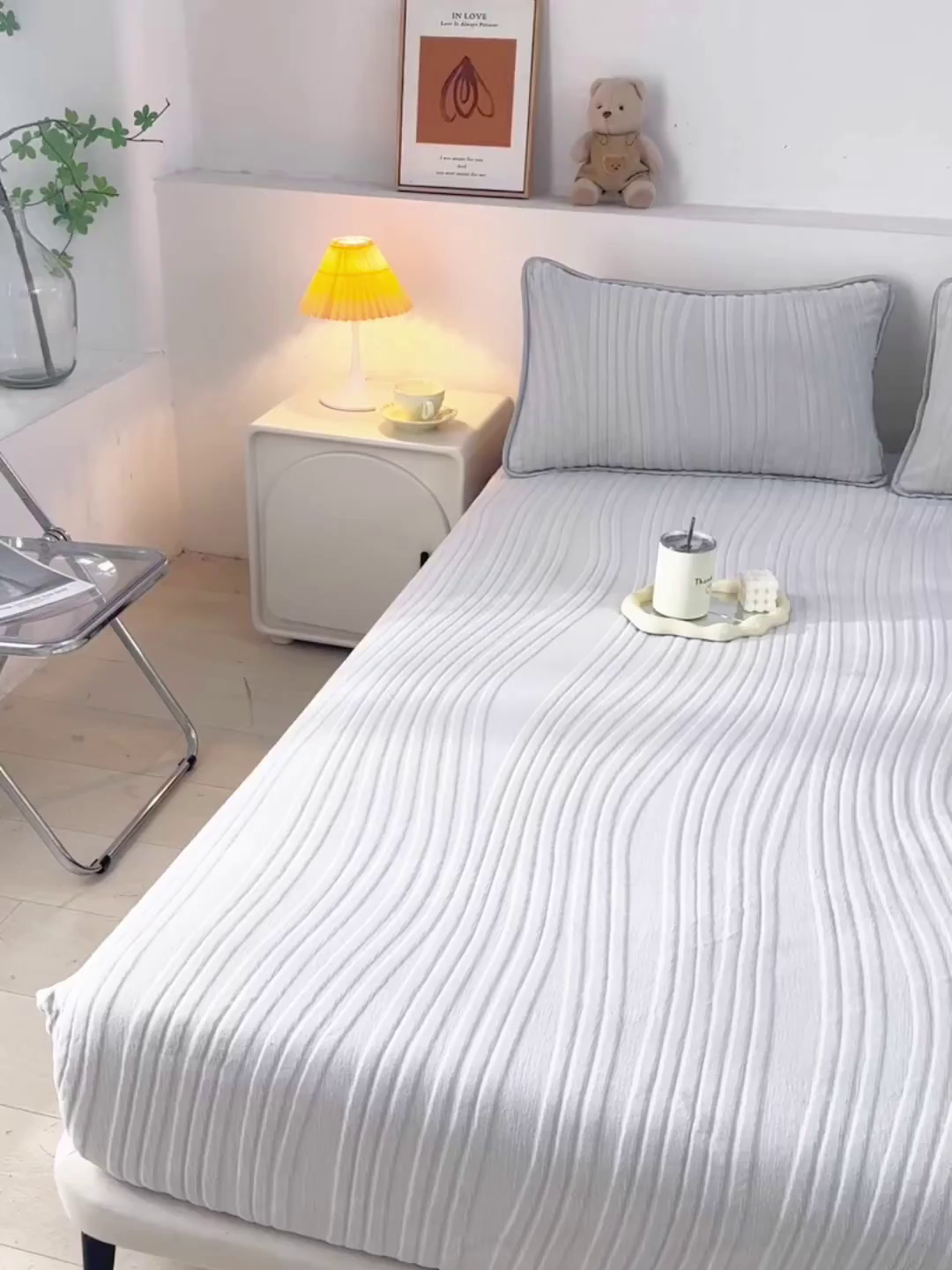 91家纺网 家纺一手货源 找家纺 推推家纺 2025新款雕花加厚牛奶绒床笠 条纹时代-浅灰