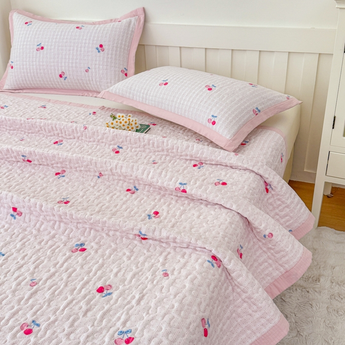 91家纺网 家纺一手货源 找家纺 999家纺 2025秋冬新款A类云感原麻双层纱床盖三件套四季通用炕盖夹棉床单床褥(提供买家秀) 樱桃格【简约款】