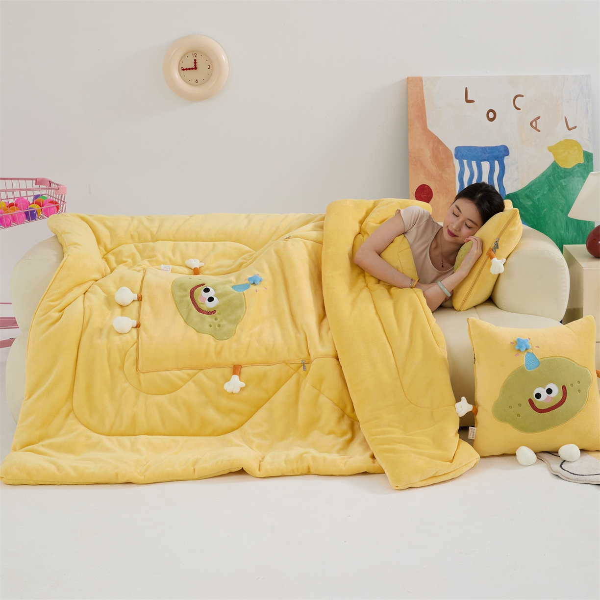 91家纺网 家纺一手货源 找家纺 照世家纺 2025新款牛奶绒抗菌棉mango款抱枕被 柠檬黄